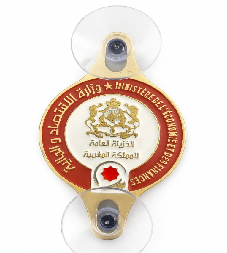 Macaron officiel du Ministère de l’Économie et des Finances avec ventouses solides, idéal pour pare-brise. Design élégant et durable