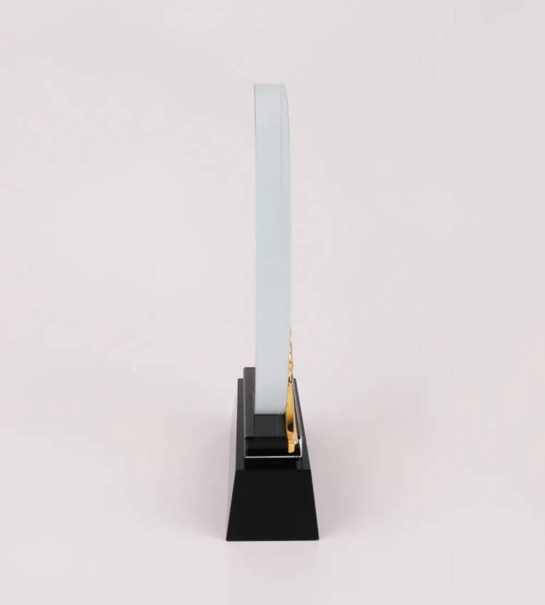 Trophée en verre et bois pour bureau avec une boîte à souvenirs de luxe.