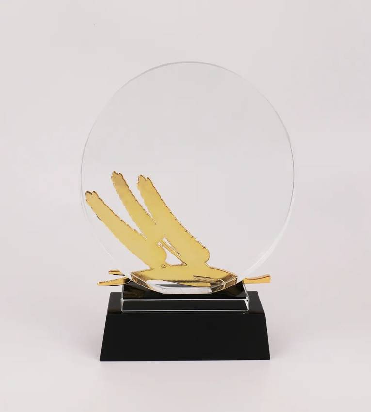 Trophée en verre et bois pour bureau avec une boîte à souvenirs de luxe.