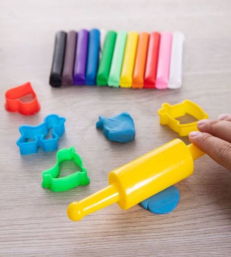Pate a modeler 12 couleurs 160 gr + 4 moules et 1 roller